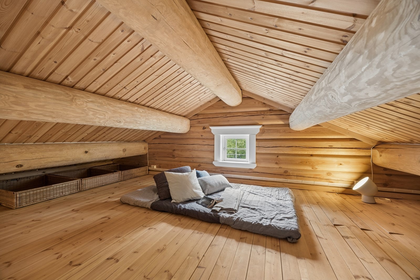 Lagringshemsen nås via stige fra kjøkkenet og har et gulvareal på ca. 24 m². Takhøyden er lav, og arealet er ikke måleverdig. Det er ikke etablert fallsikring fra hemsen. Galleribilde