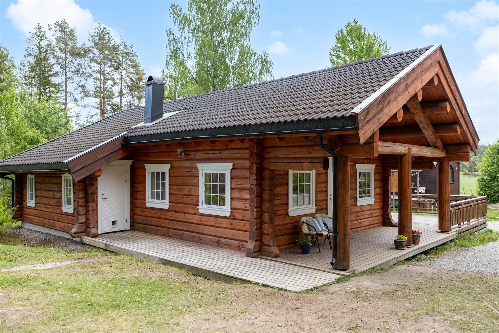 Fritidsboligen fra 2012 ligger usjenert til i naturskjønne omgivelser og stor eiet tomt i underkant av 1,4 mål. Galleribilde