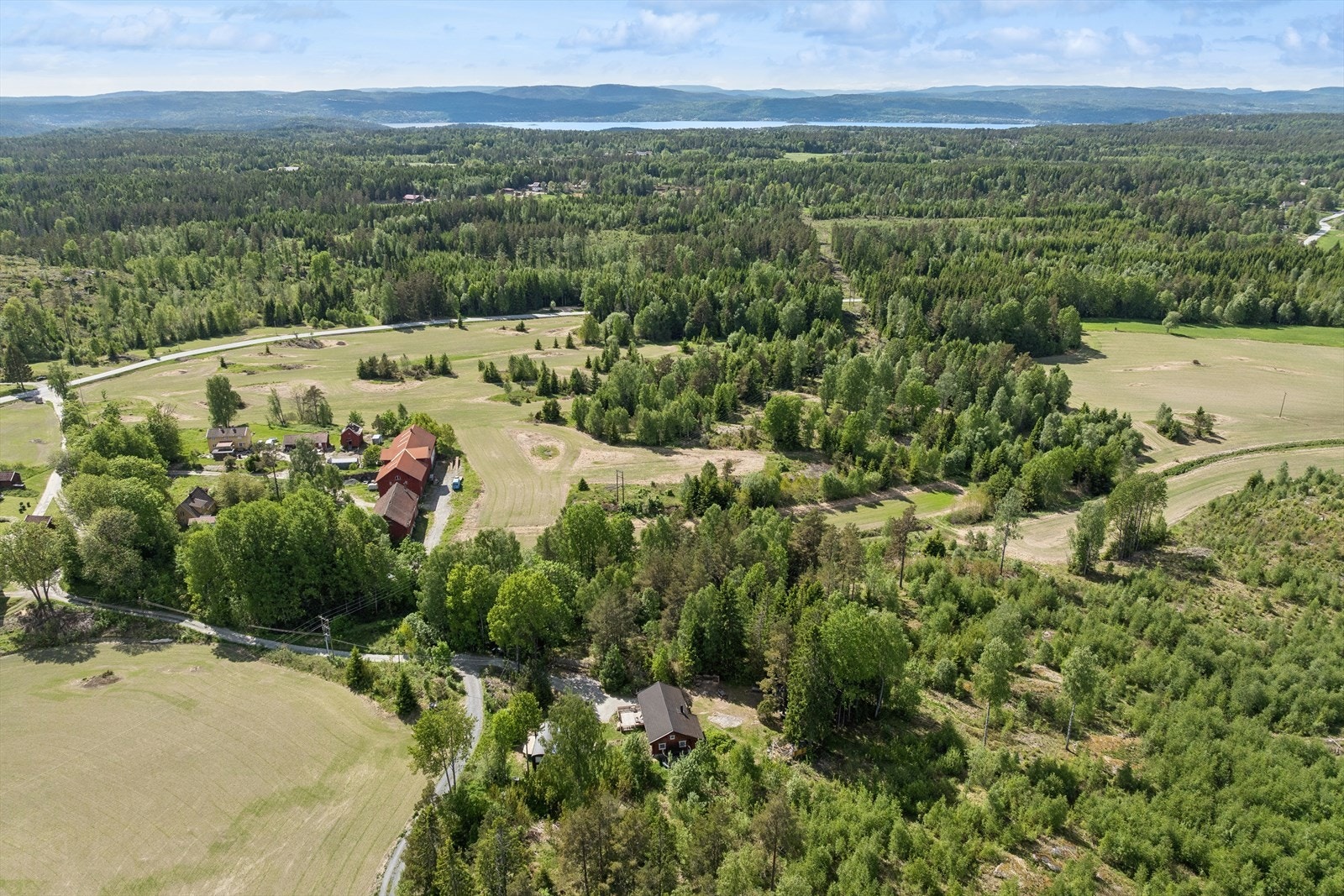 Selv om beliggenheten er landlig, er det enkelt å komme seg til nødvendige tjenester. Dagligvarehandel er en ca. 5-minutters kjøretur unna på Fagerstrand. Galleribilde