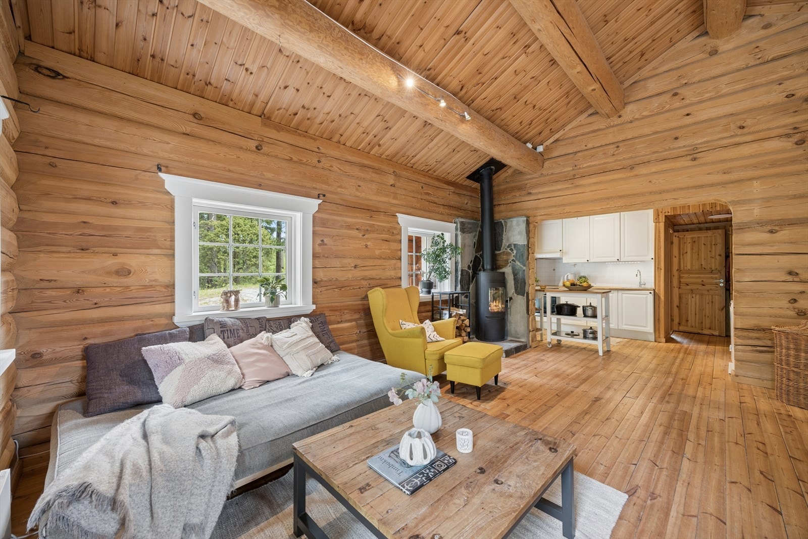 Rommet har plass til både sofagruppe og større spisebord slik at man lett kan invitere både venner og familie. Galleribilde