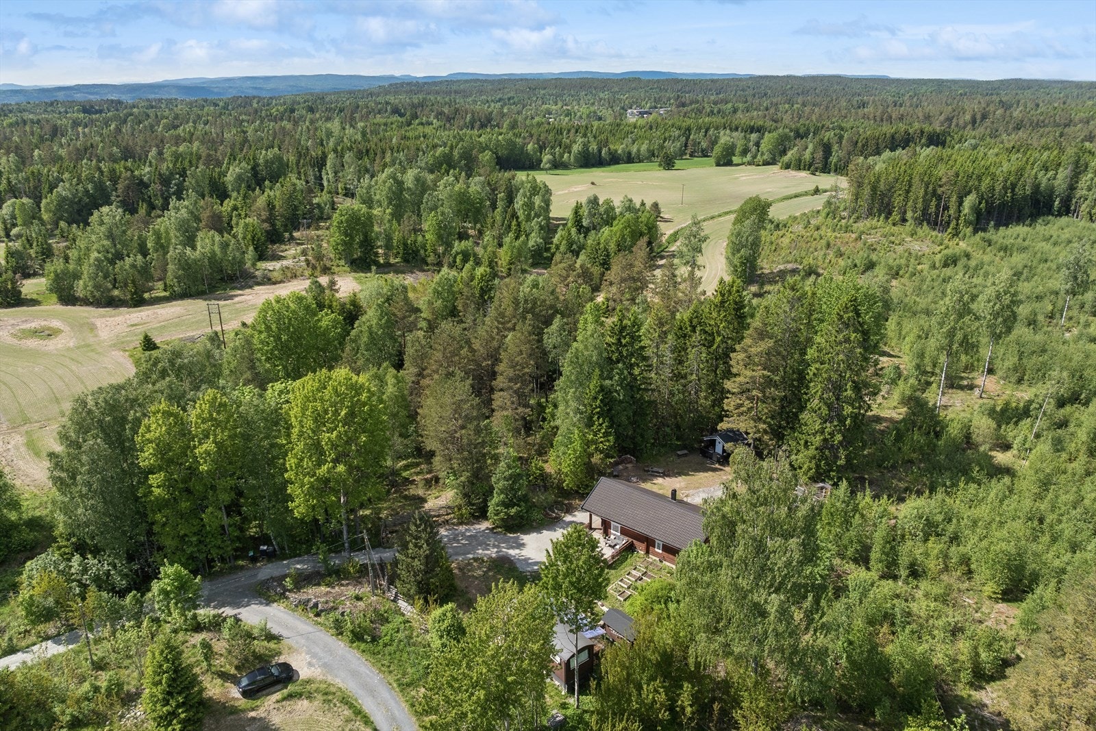 Velkommen til Linnebråteveien 105. Dette er et område med spredt fritids- og helårsbebyggelse som gir en følelse av ro og privatliv med skogen som nærmeste nabo. Galleribilde