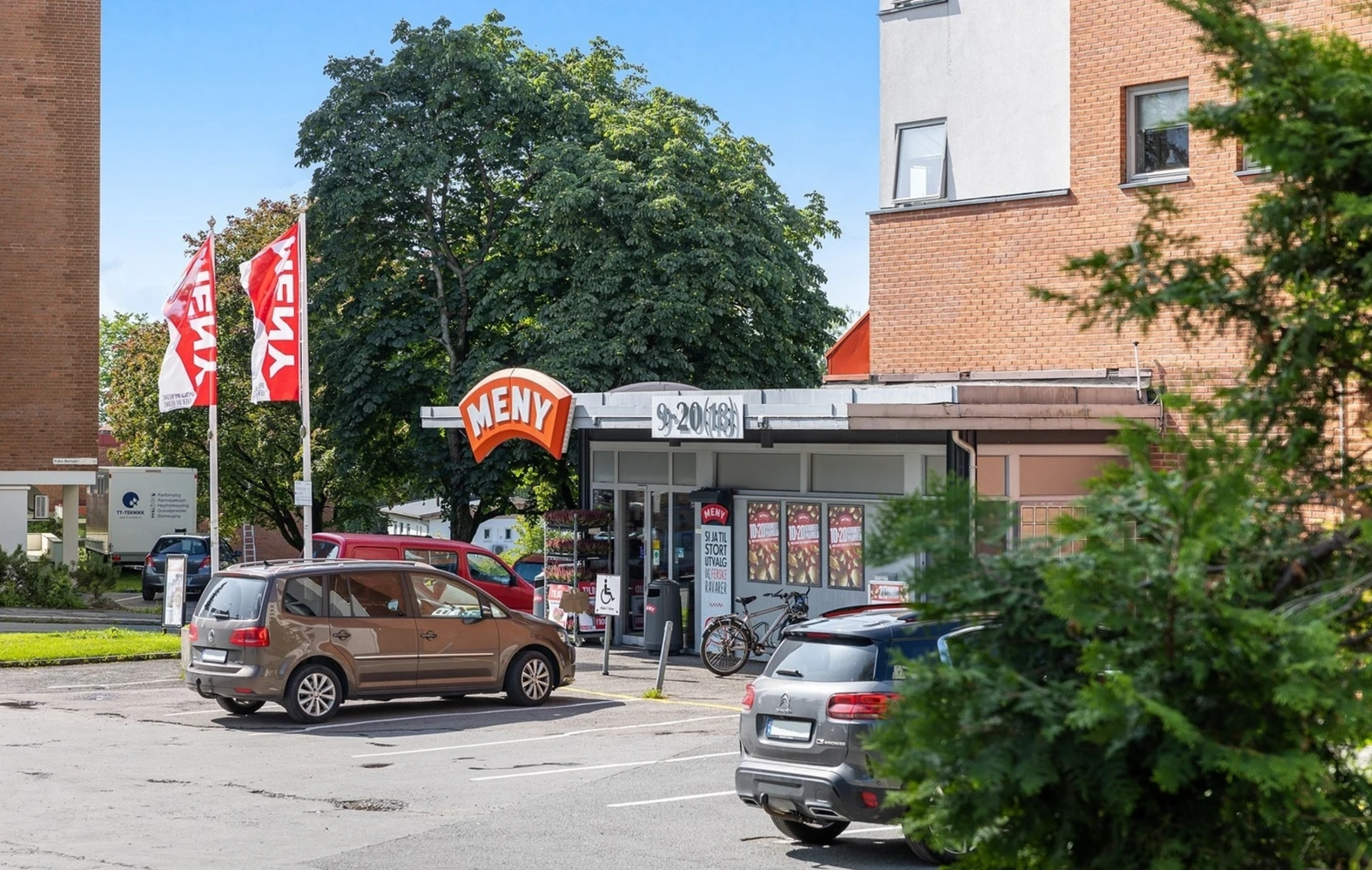 Stor Meny butikk et steinkast unna. Galleribilde