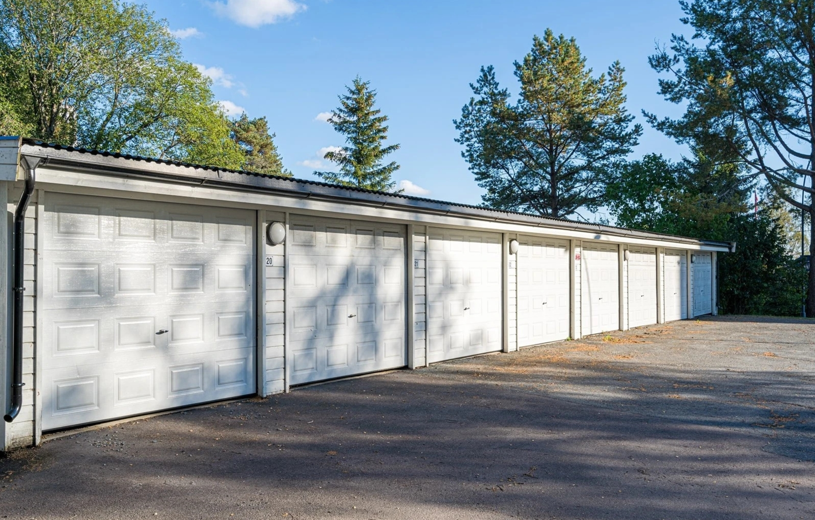 Borettslaget har 27 garasjeplasser til utleie. Det er ellers gratis gateparkering i området rett utenfor leiligheten Galleribilde