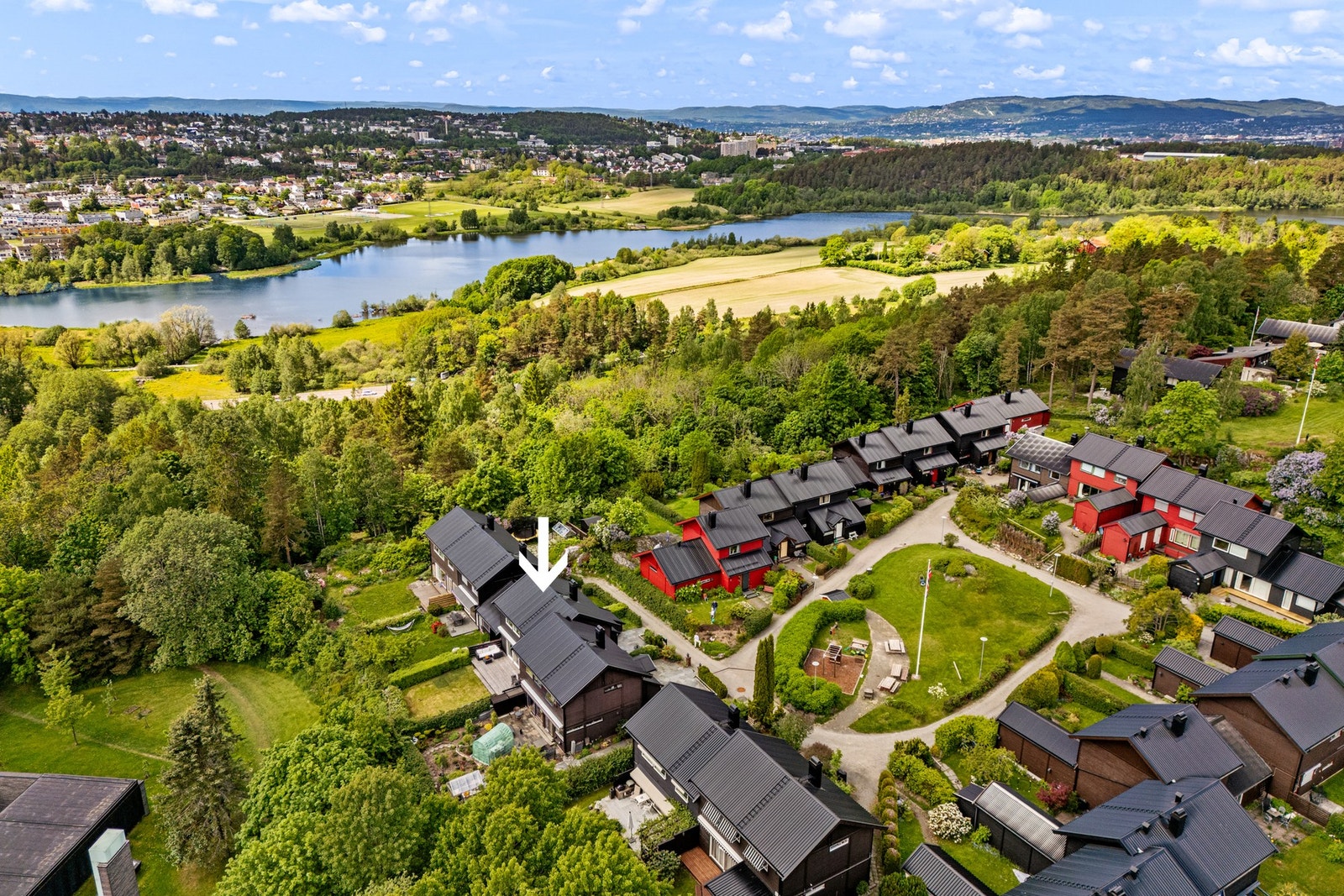 Sentral og barnevennlig beliggenhet, med gangavstand til T-bane, buss, kjøpesenter, Østensjøvannet, skole, barnehager og flotte turmuligheter i Østmarka. Galleribilde