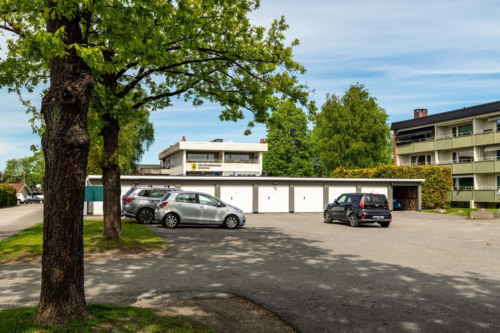 Tomten er felles for alle andelseiere og er opparbeidet med gressarealer, beplantning og asfalterte parkeringsplasser. Galleribilde