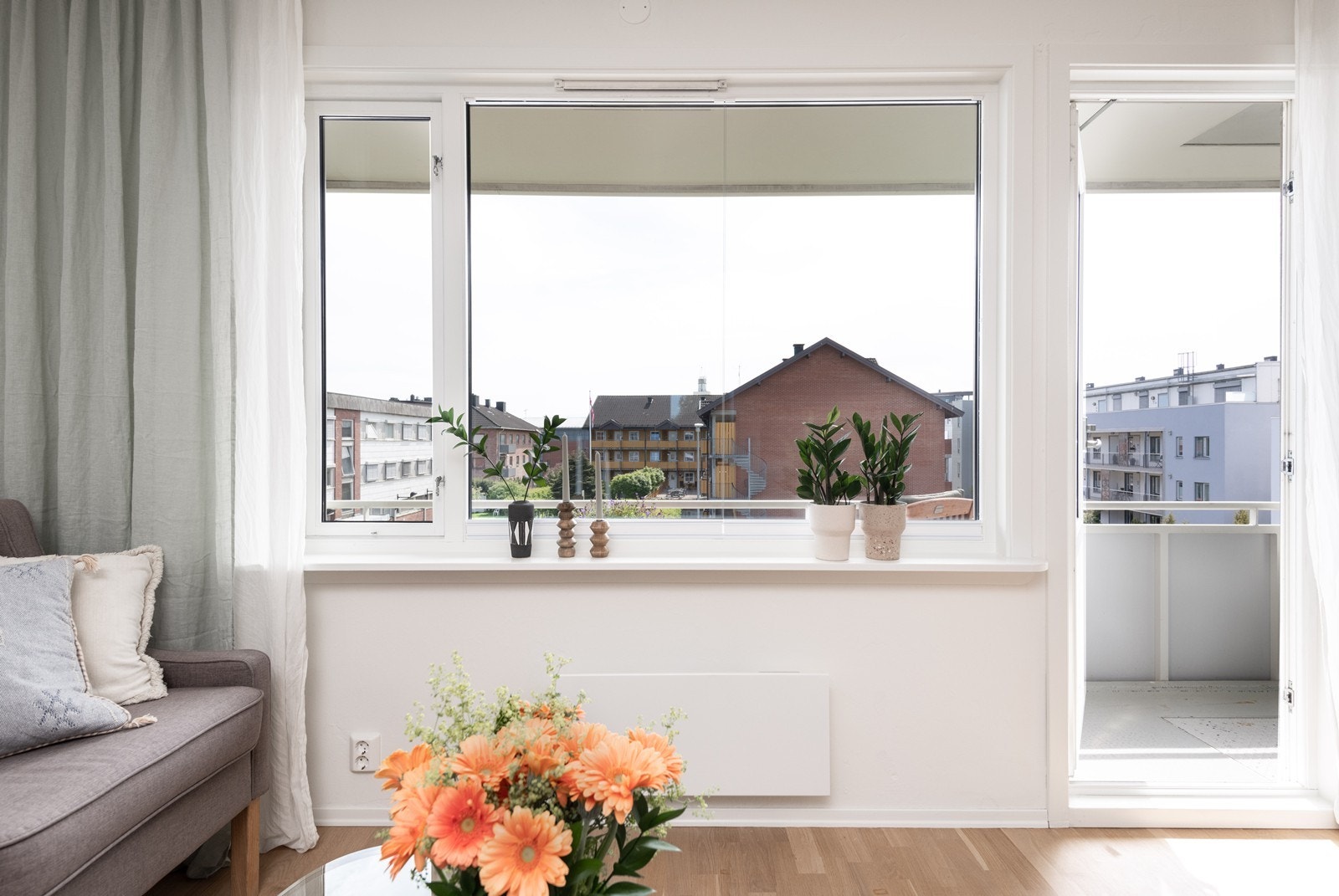Vinduer og balkongdør med 2-lags glass gir gode isoleringsegenskaper. Galleribilde