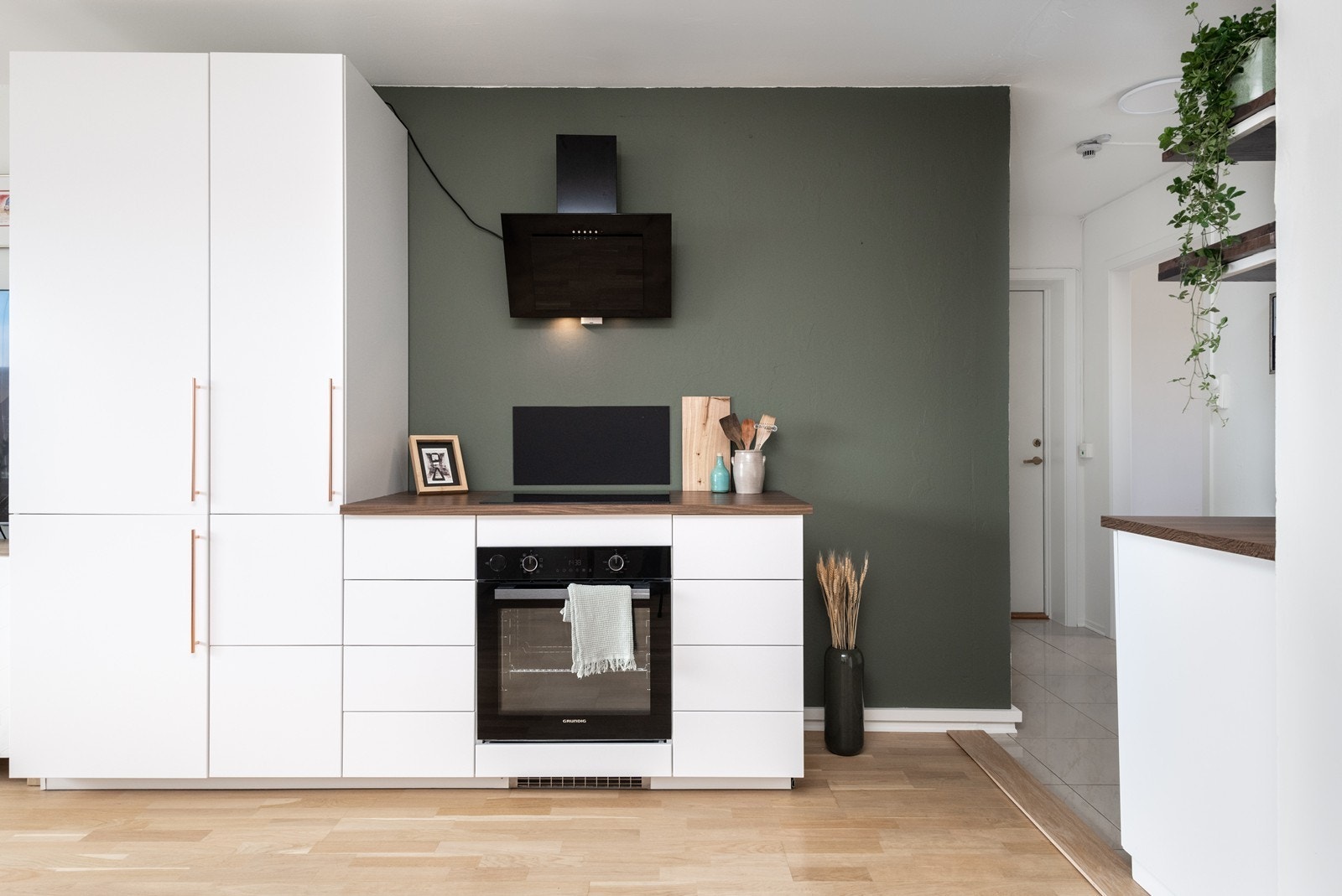 Kjøkkenet er oppgradert i 2025, med IKEA-innredning og laminert benkeplate. Galleribilde