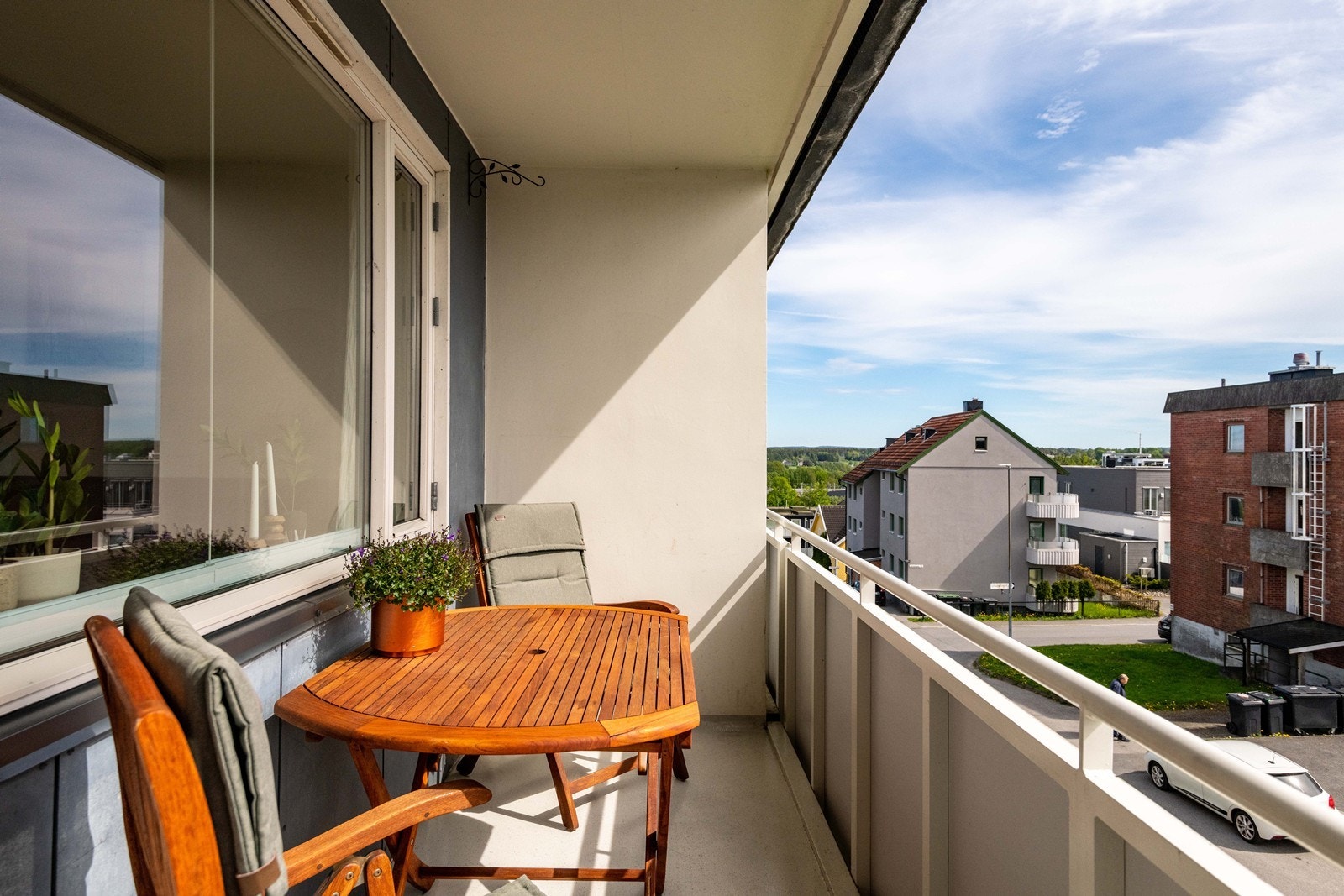 Balkongen på 7 m² er oppført i betong, med rekkverk i aluminium og steni plater. Galleribilde