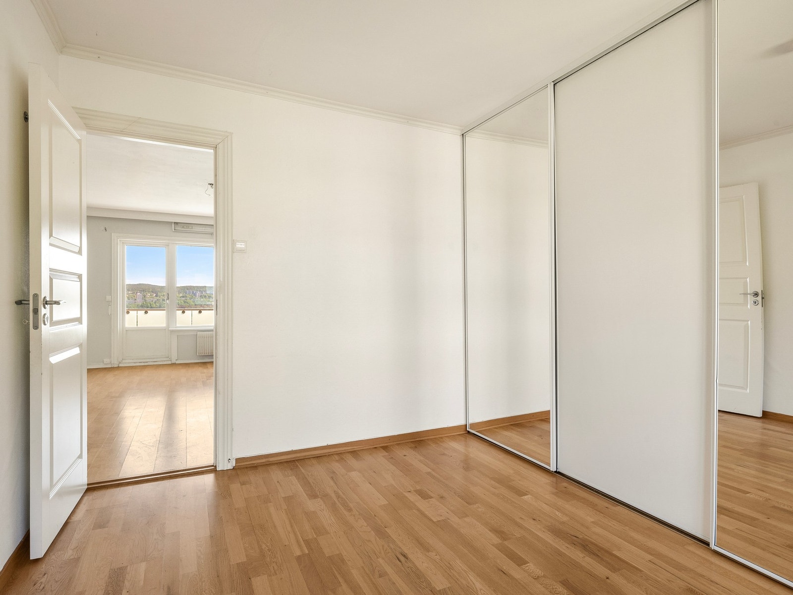 Det er rikelig med plass til oppbevaring i skyvedørsgarderobe Galleribilde