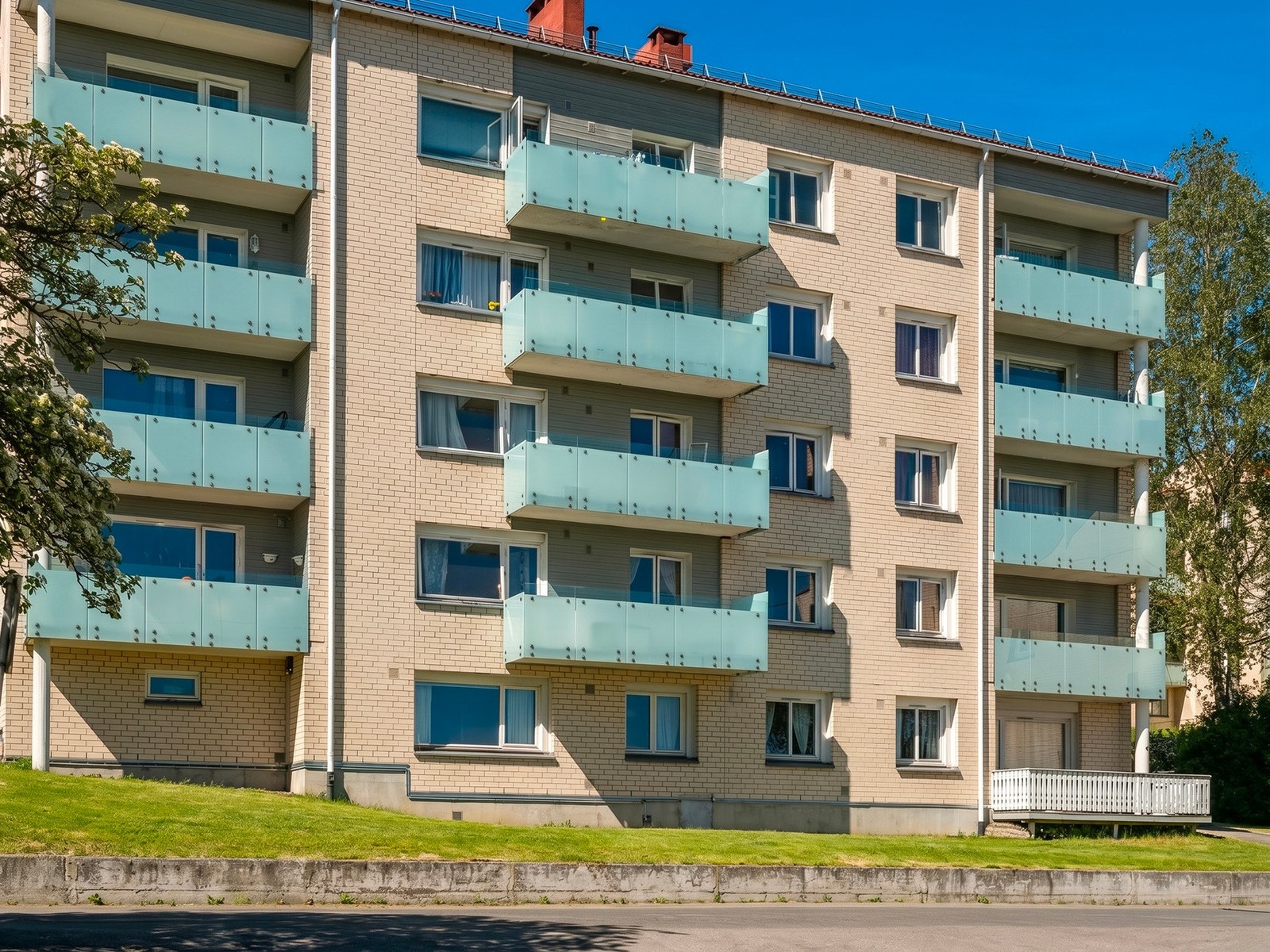 Boligen ligger i byggets 3.etasje og har en flott utsikt med skjermet innsyn Galleribilde
