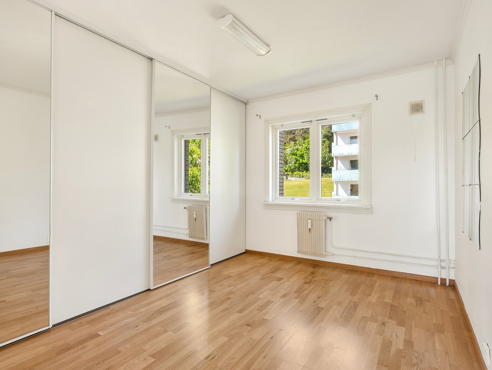 Hovedsoverommet er romslig med god plass til dobbeltseng og nattbord Galleribilde