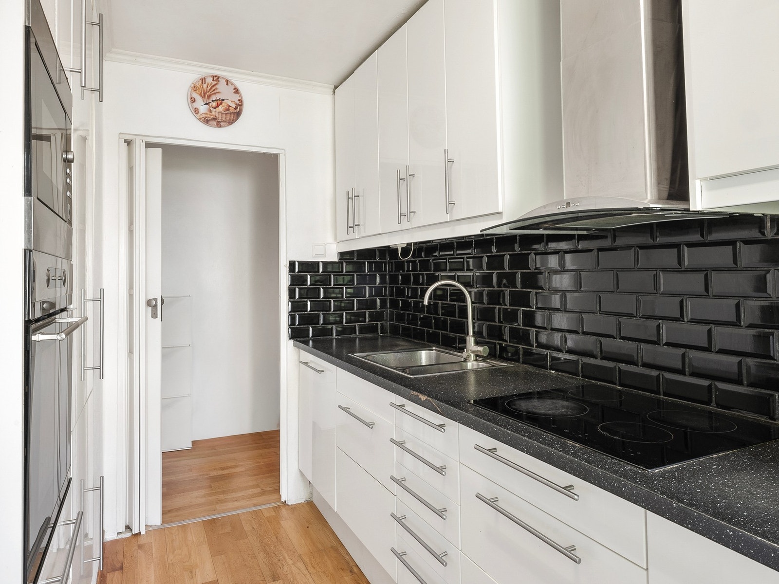 Benkeplaten er av laminat. Kjøkkenet har innredning med glatte fronter. Det er oppvaskmaskin, platetopp og stekeovn. Det er kjøkkenventilator med kullfilter. Galleribilde