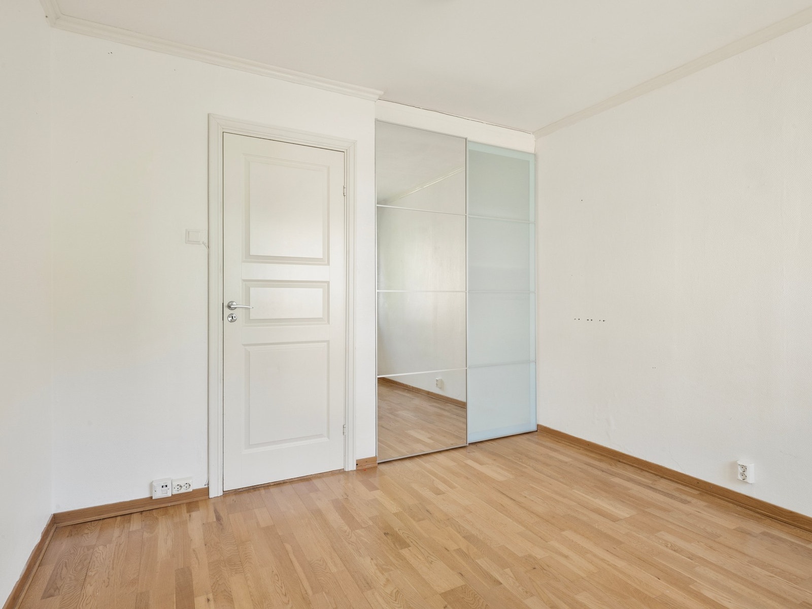Det er rikelig med oppbevaringsplass i garderobeskap Galleribilde