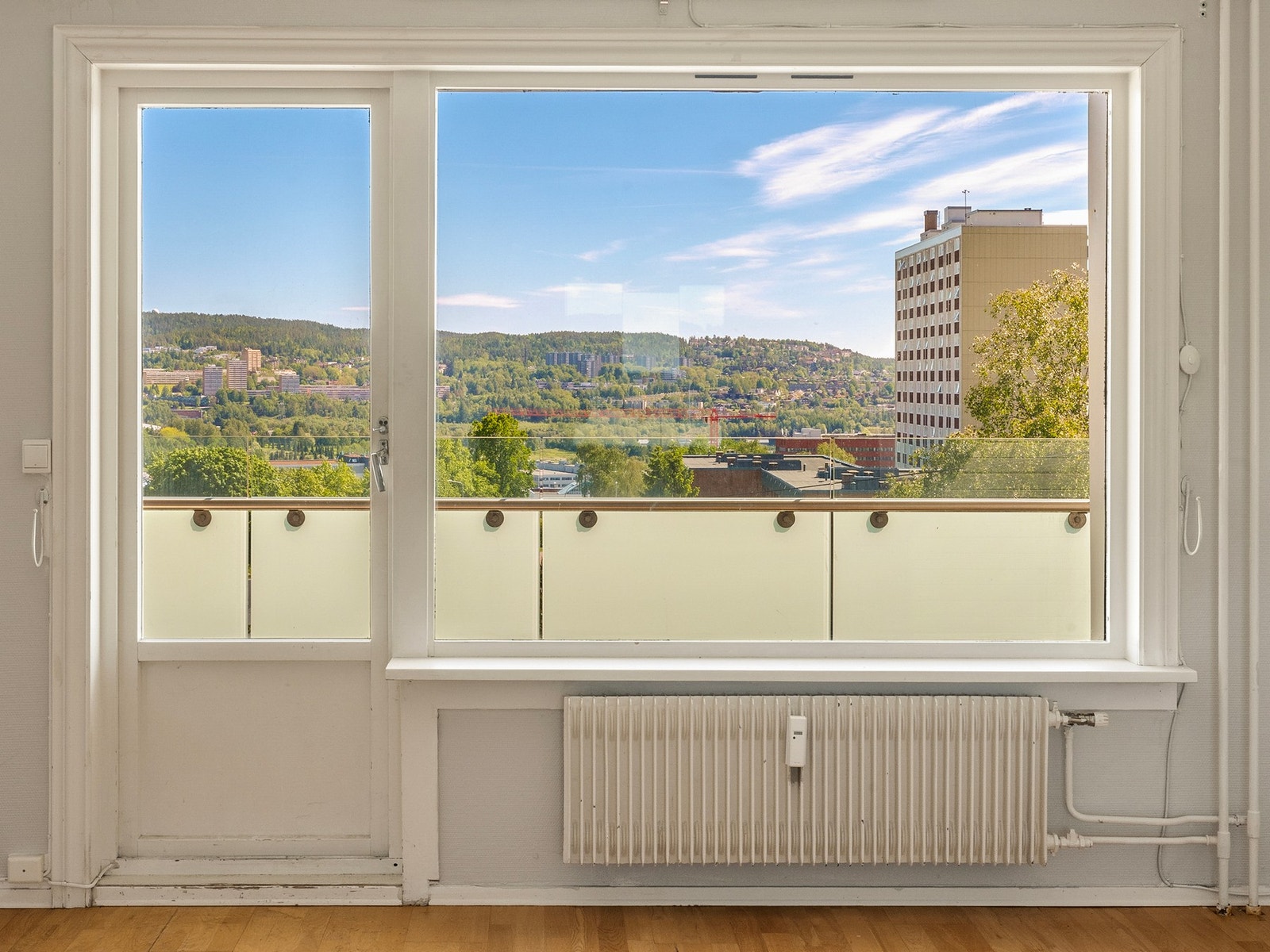 Fra stuen kan du lene deg tilbake og slappe av til denne nydelige utsikten som må oppleves! Galleribilde
