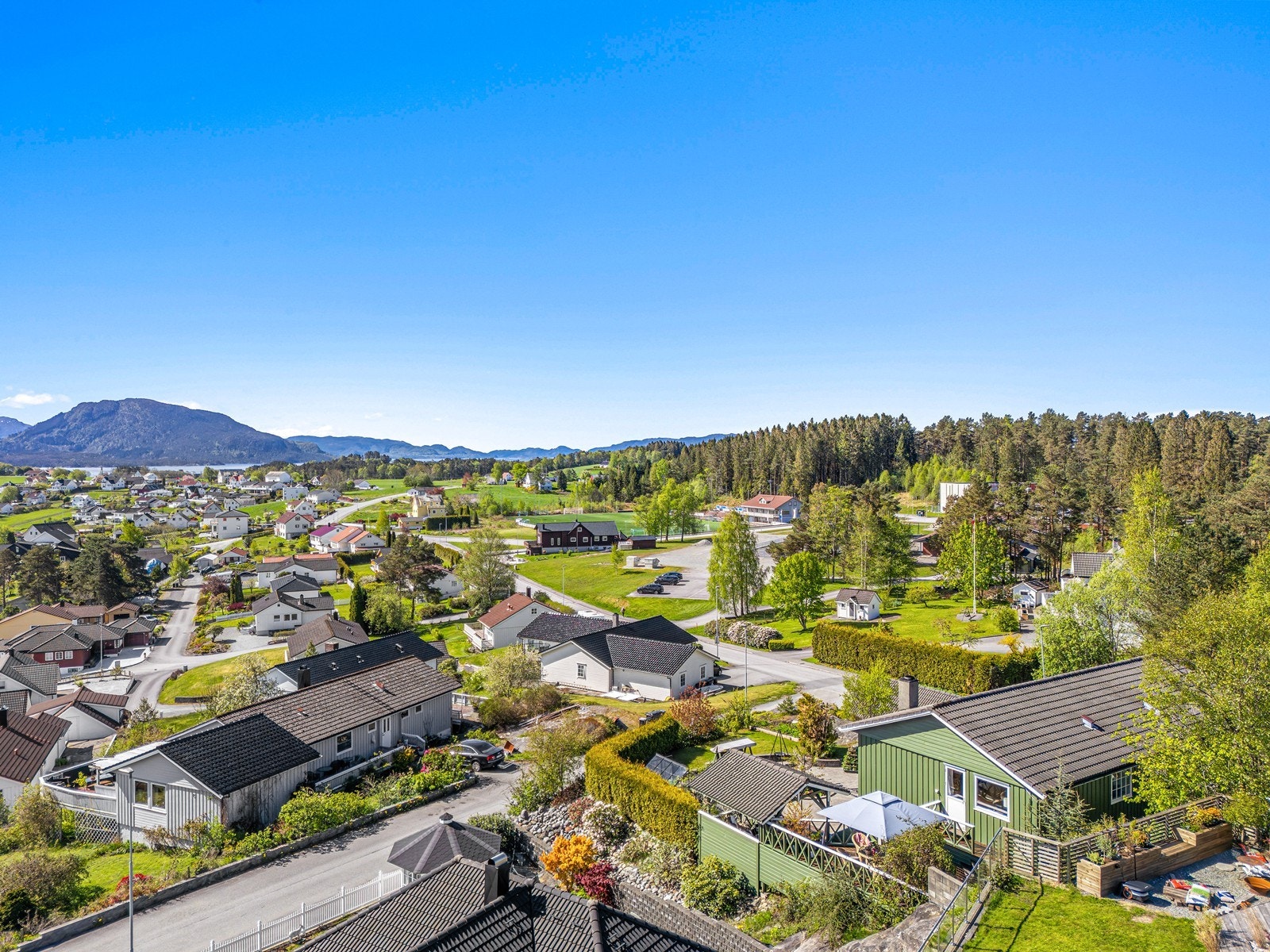 Tomten er pent opparbeidet med parkering i garasje samt et velholdt uteområde rundt boligen. Galleribilde
