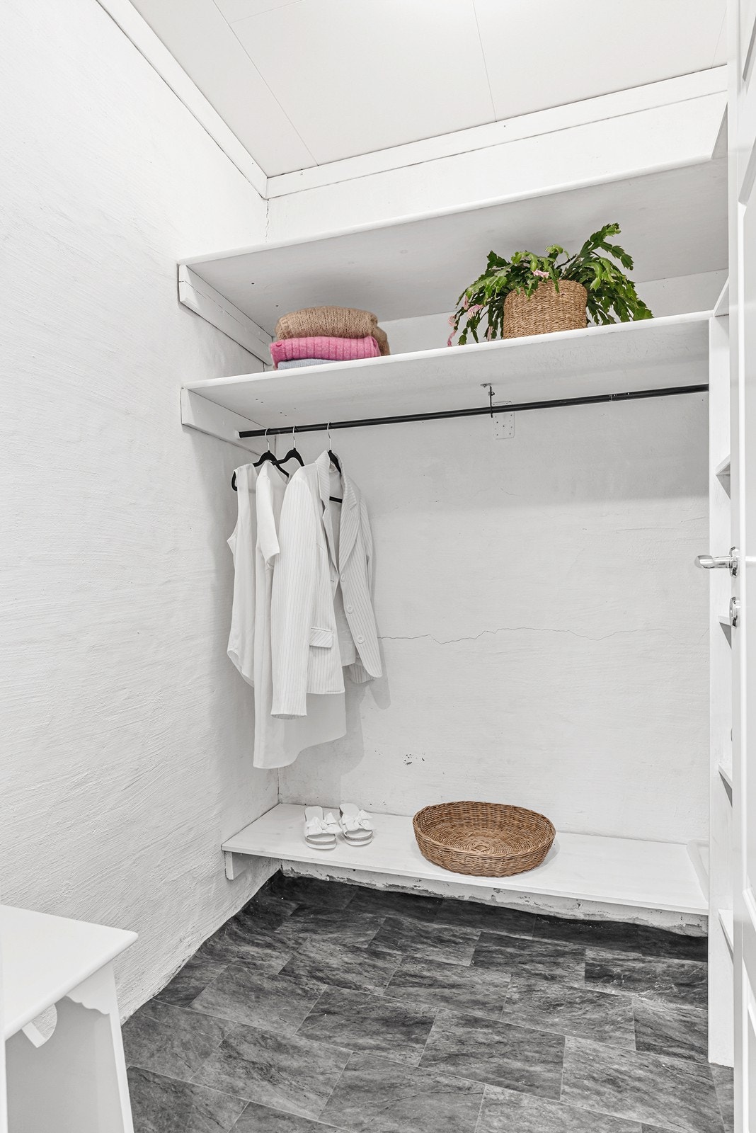 Det er også en praktisk garderobe lett tilgjengelig med god plass til yttertøy og sko Galleribilde