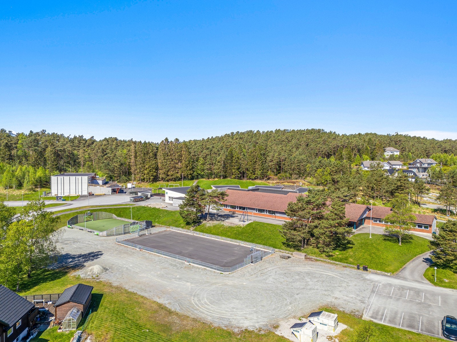 Halsnøy skule, ligger kun ca. 5 minutters gange fra boligen. Øyatun skule (8.-10. trinn) nås på omtrent 5 minutter med bil. For de minste ligger Espira Halsnøy Kloster barnehage like i nærheten, bare ca. 1 minutts gange fra eiendommen. Galleribilde