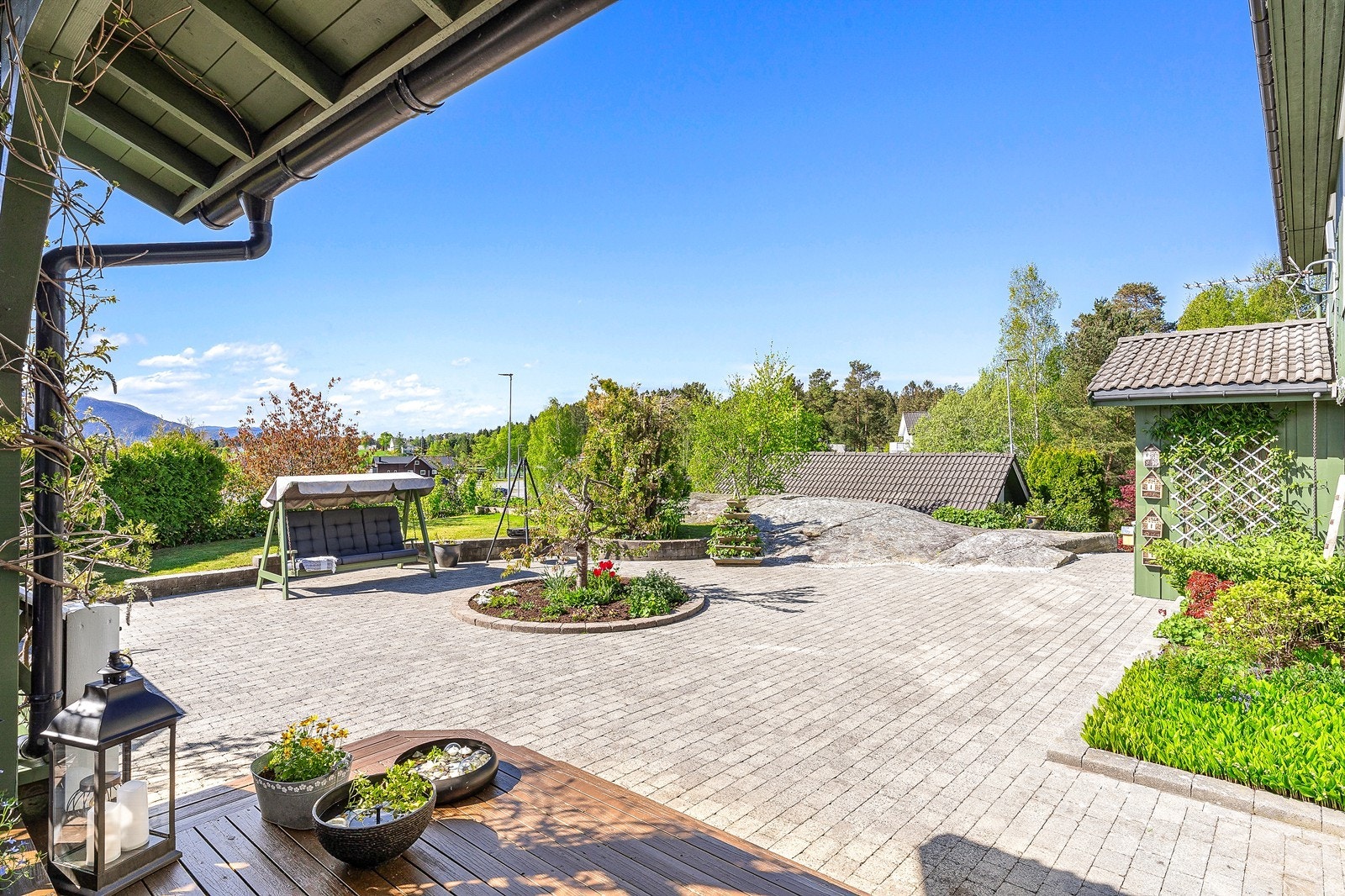 Uteområdet er opparbeidet med terrasse og steinlagt gårdsplass, samt hage med diverse beplantning. Galleribilde