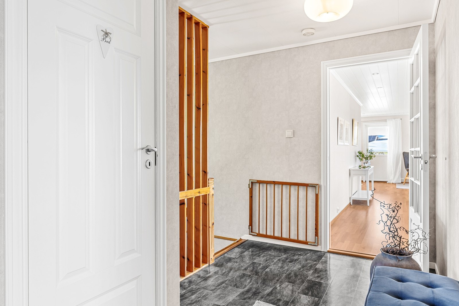 Innvendige dører med profilerte detaljer gir et klassisk preg. Galleribilde