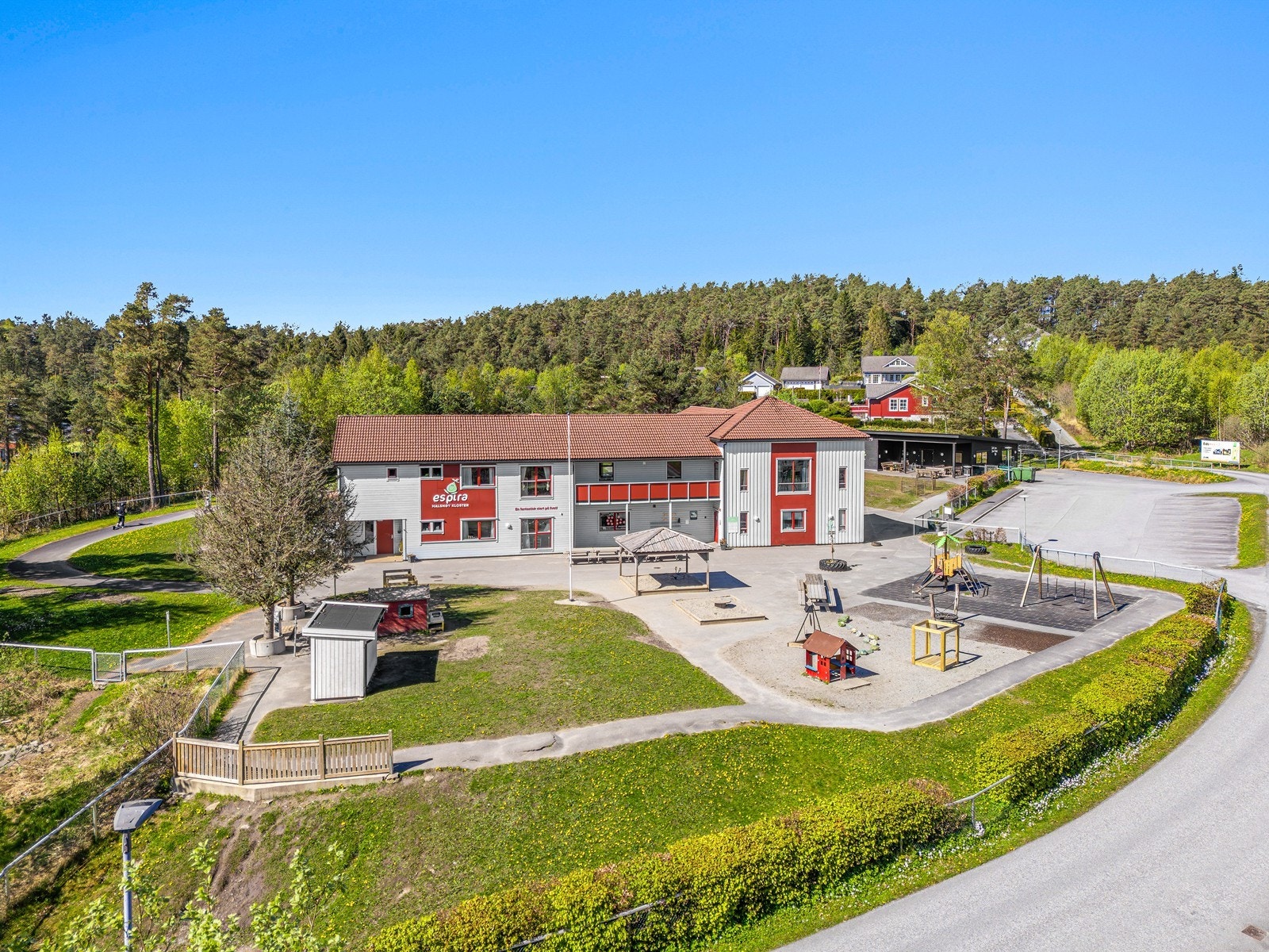 Eiendommen ligger i et attraktivt område med nærhet til barnehage og lokale fasiliteter. Galleribilde