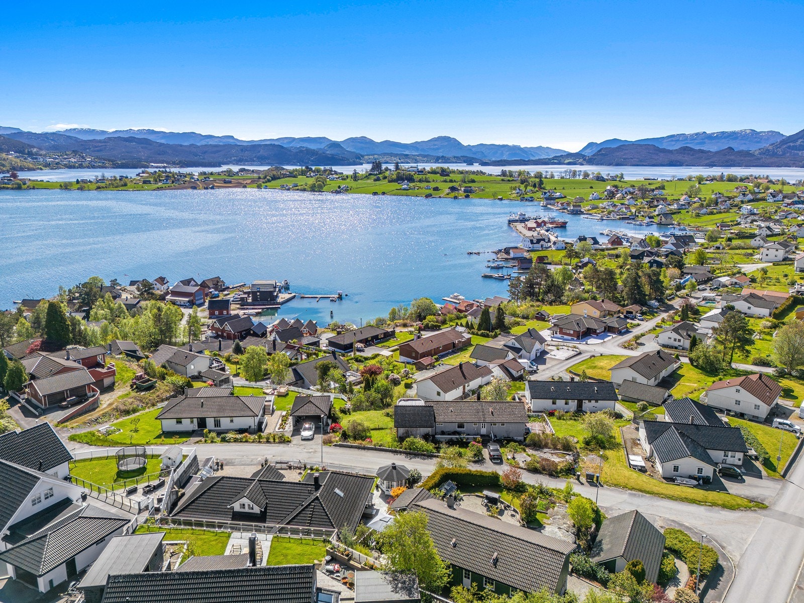 Boligen har en attraktiv beliggenhet med nærhet til sjøen og naturskjønne omgivelser. Galleribilde