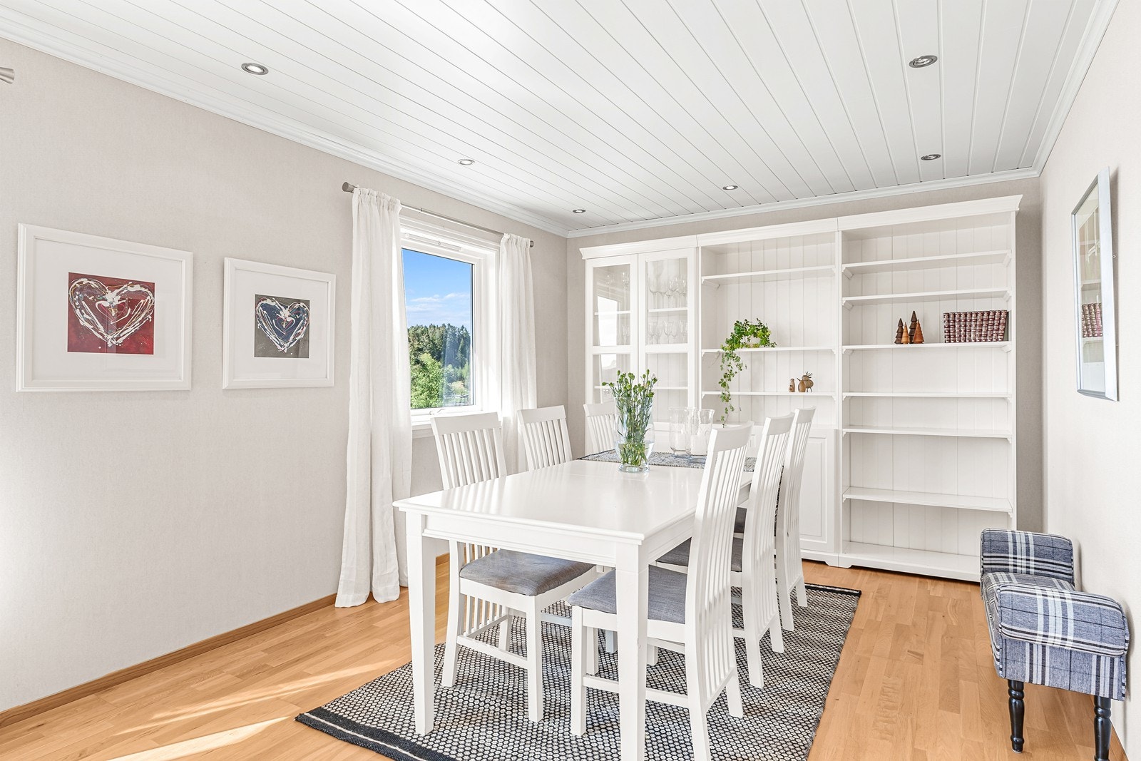 Spiseplassen har plass til stort bord Galleribilde