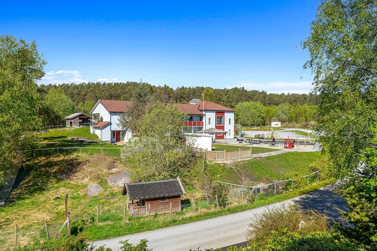 Området er barnevennlig med kort vei til skoler og barnehage Galleribilde