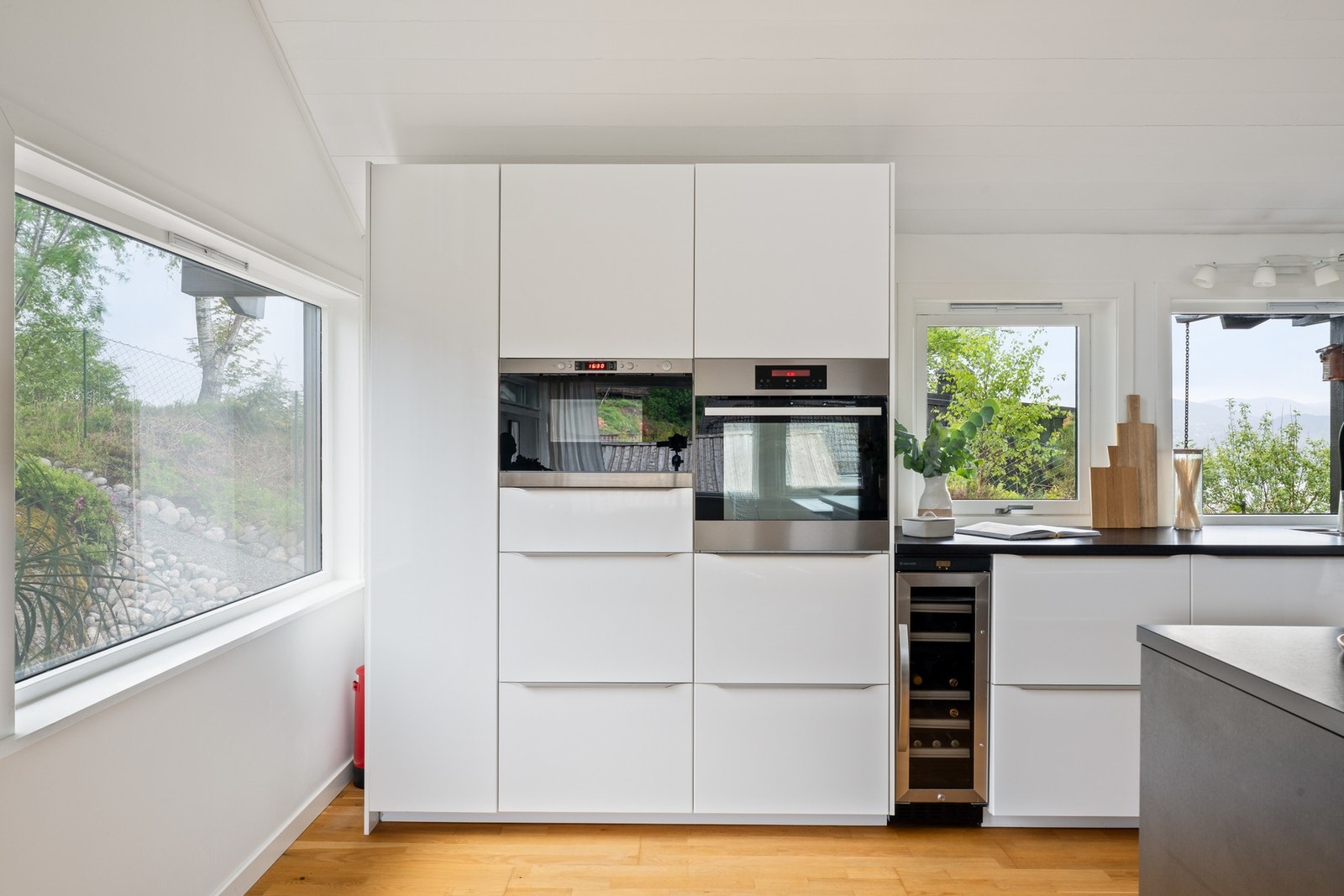 Kjøkkenet fremstår moderne og lekkert, med slette fronter, slitesterk laminat benkeplate og gjennomført design. Galleribilde