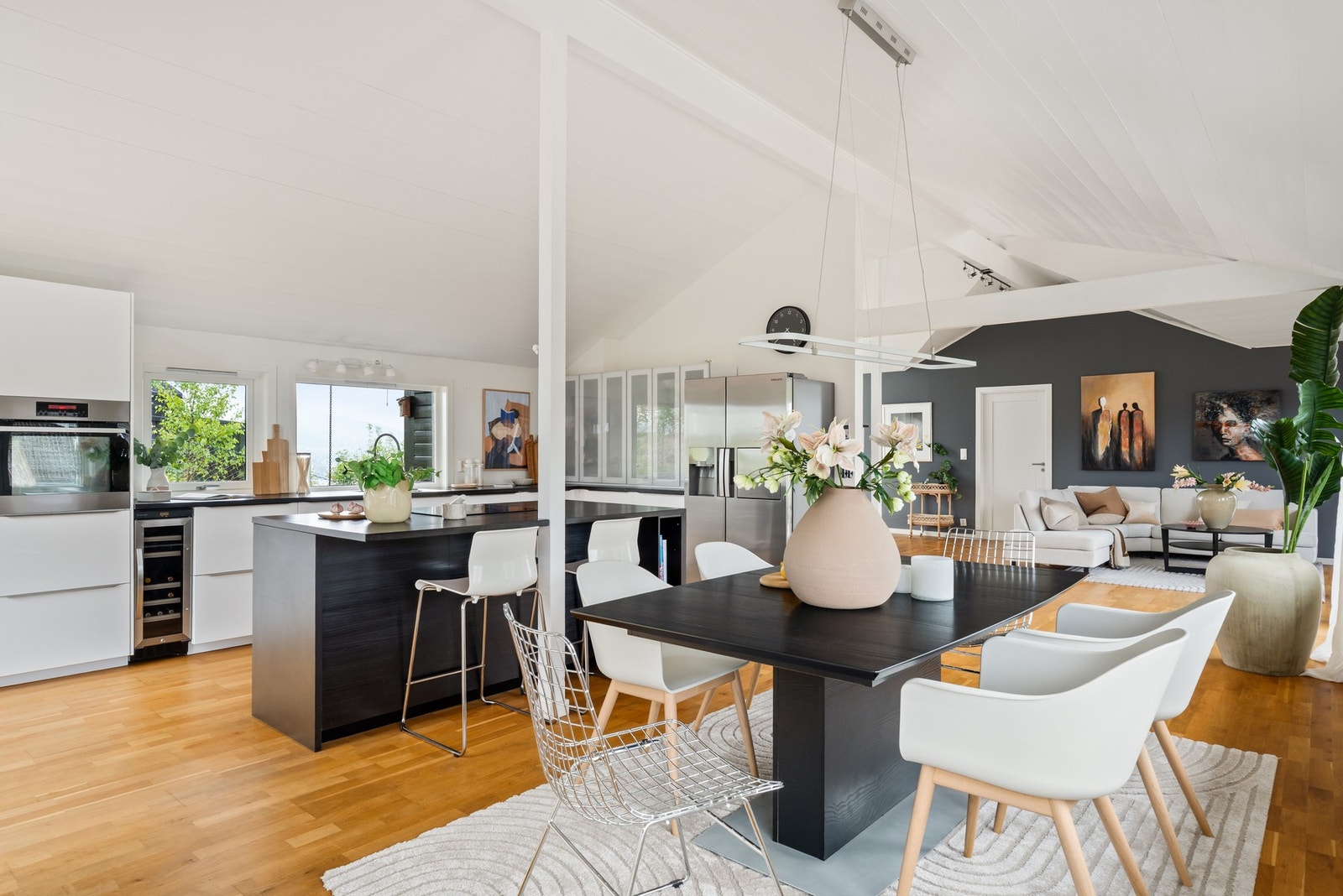 Dette er en innholdsrik og familievennlig enebolig med attraktiv beliggenhet på Sandsli. Galleribilde