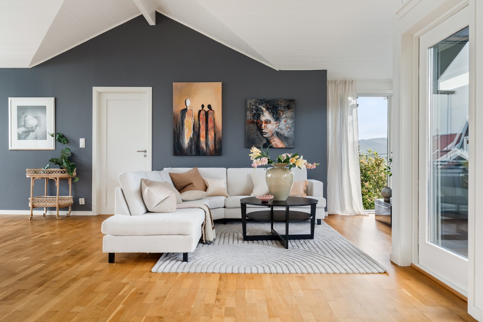 Her er det god plass til både sofagrupper, langbord og annet ønsket møblement. Galleribilde