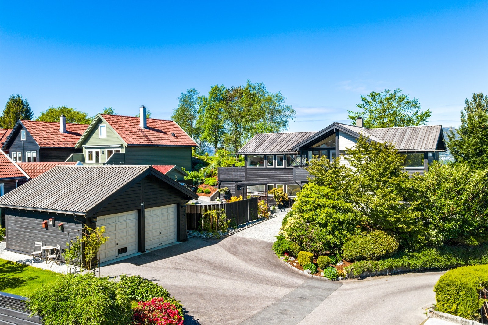 Boligen ligger i et veletablert og svært barnevennlig boligområde i Feråsen, med rolige omgivelser og lite gjennomgangstrafikk. Galleribilde