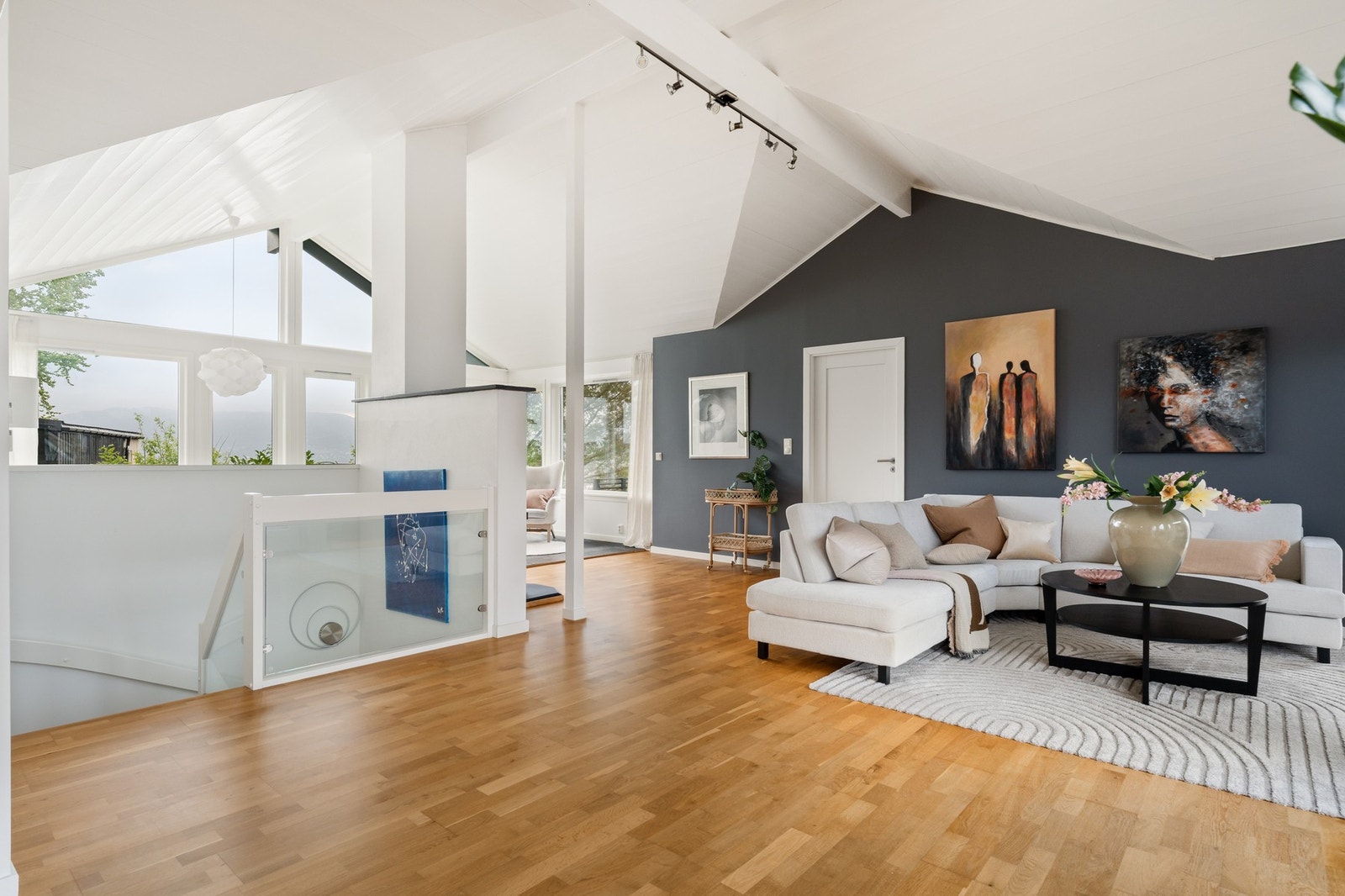Her får du en romslig bolig over to plan med gode oppholdsrom, flere fantastiske uteplasser og en planløsning som passer perfekt for både familieliv og sosiale sammenkomster. Galleribilde