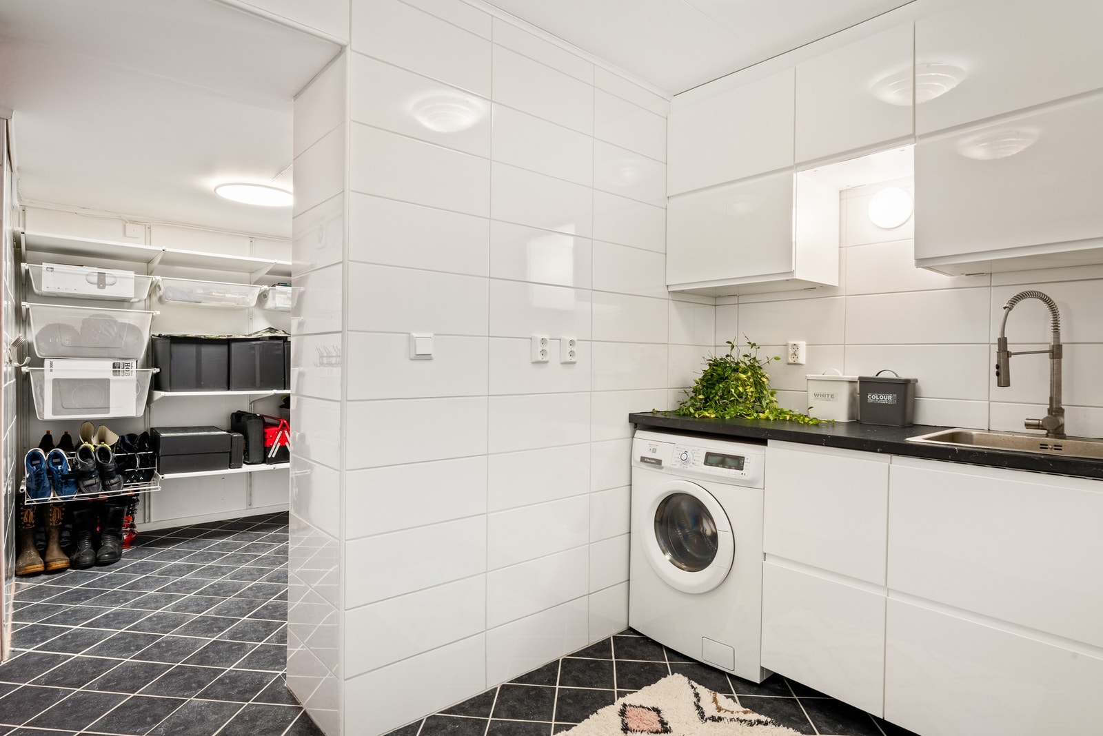 I tillegg har huset et praktisk, separat vaskerom med opplegg for vaskemaskin og mye skapplass. Galleribilde