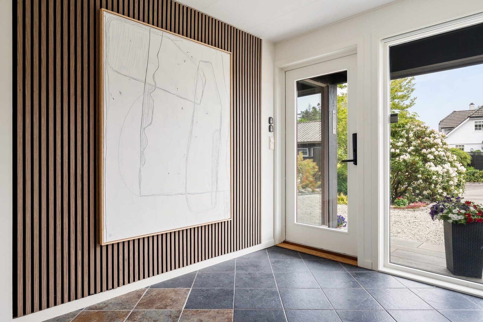 Du ønskes velkommen hjem av en romslig og innbydende entré med garderobe for oppbevaring av yttertøy og sko. Galleribilde