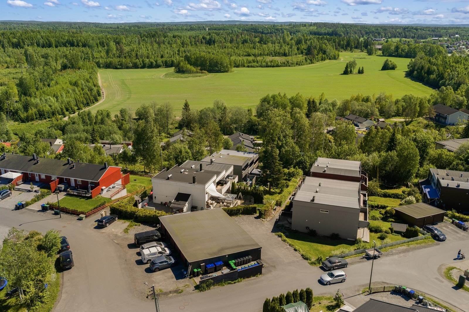Eiendommen har en tilhørende garasjeplass i et felles anlegg. Galleribilde