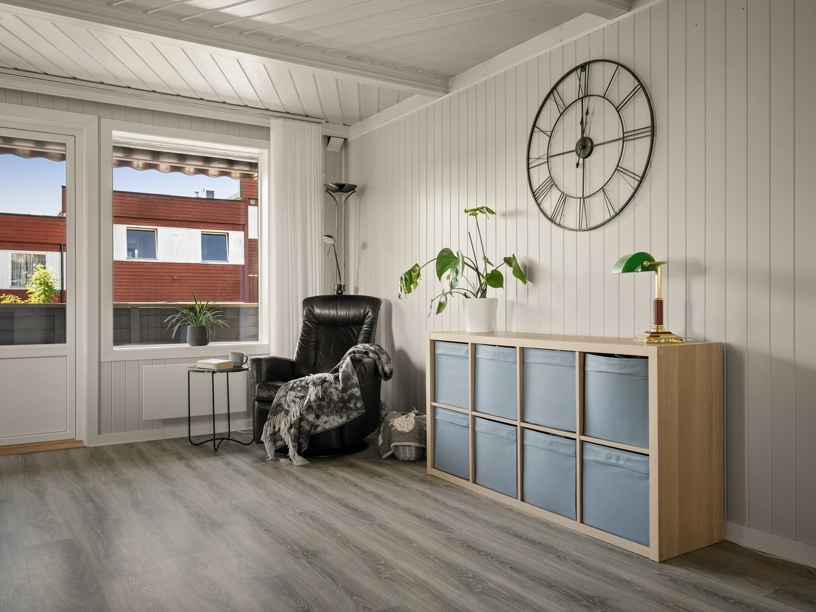 Fra stuen er det utgang til en balkong med plass til en sittegruppe. Galleribilde