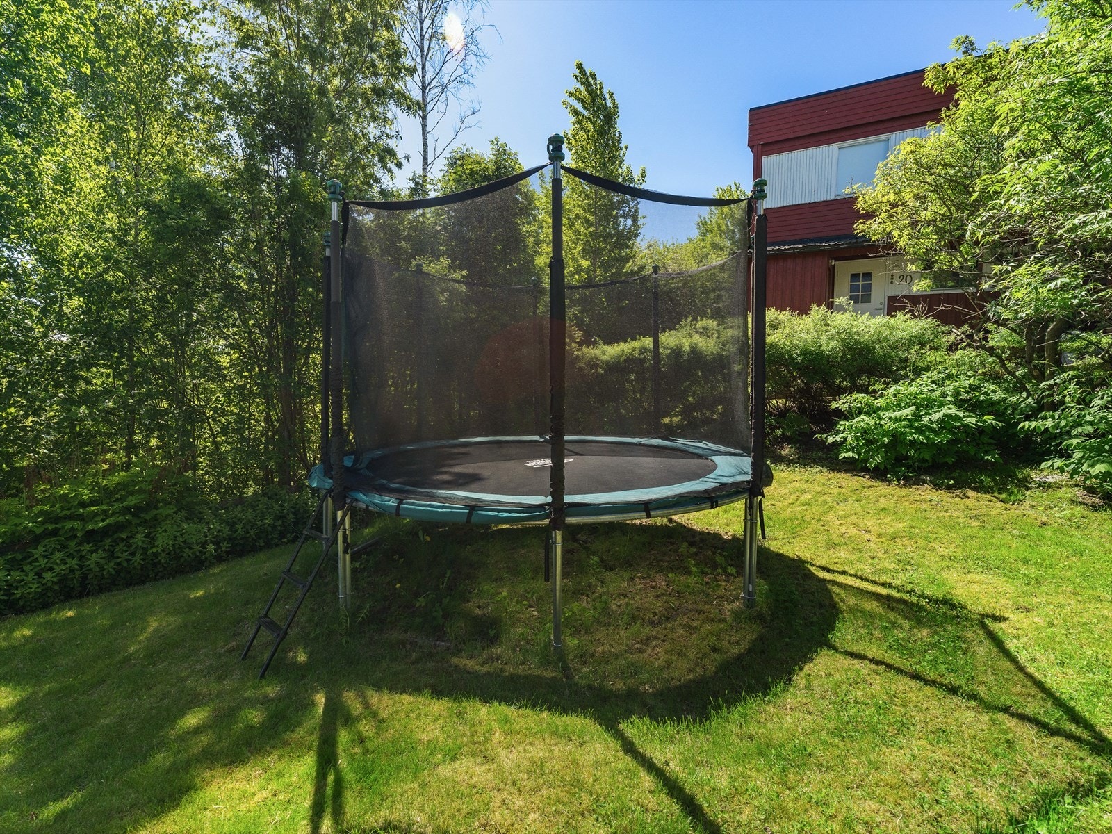 Hagen er opparbeidet med plen og gir rom for lek og aktivitet. Galleribilde