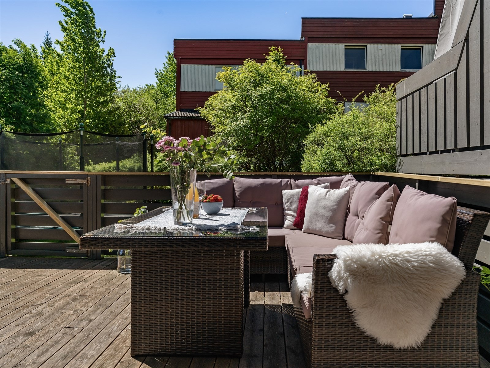 Den store terrassen gir rikelig med plass for både en stor sittegruppe og grill. Galleribilde