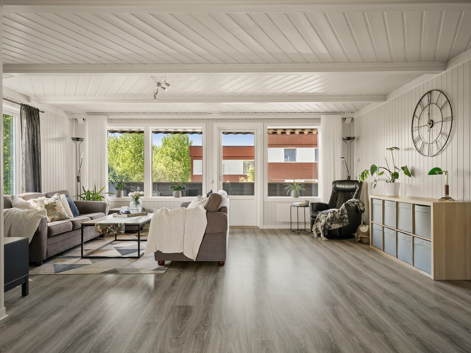 Stuen har god plass til en romslig sofagruppe. En ny luft-til-luft varmepumpe fra 2023 sikrer effektiv oppvarming. Galleribilde