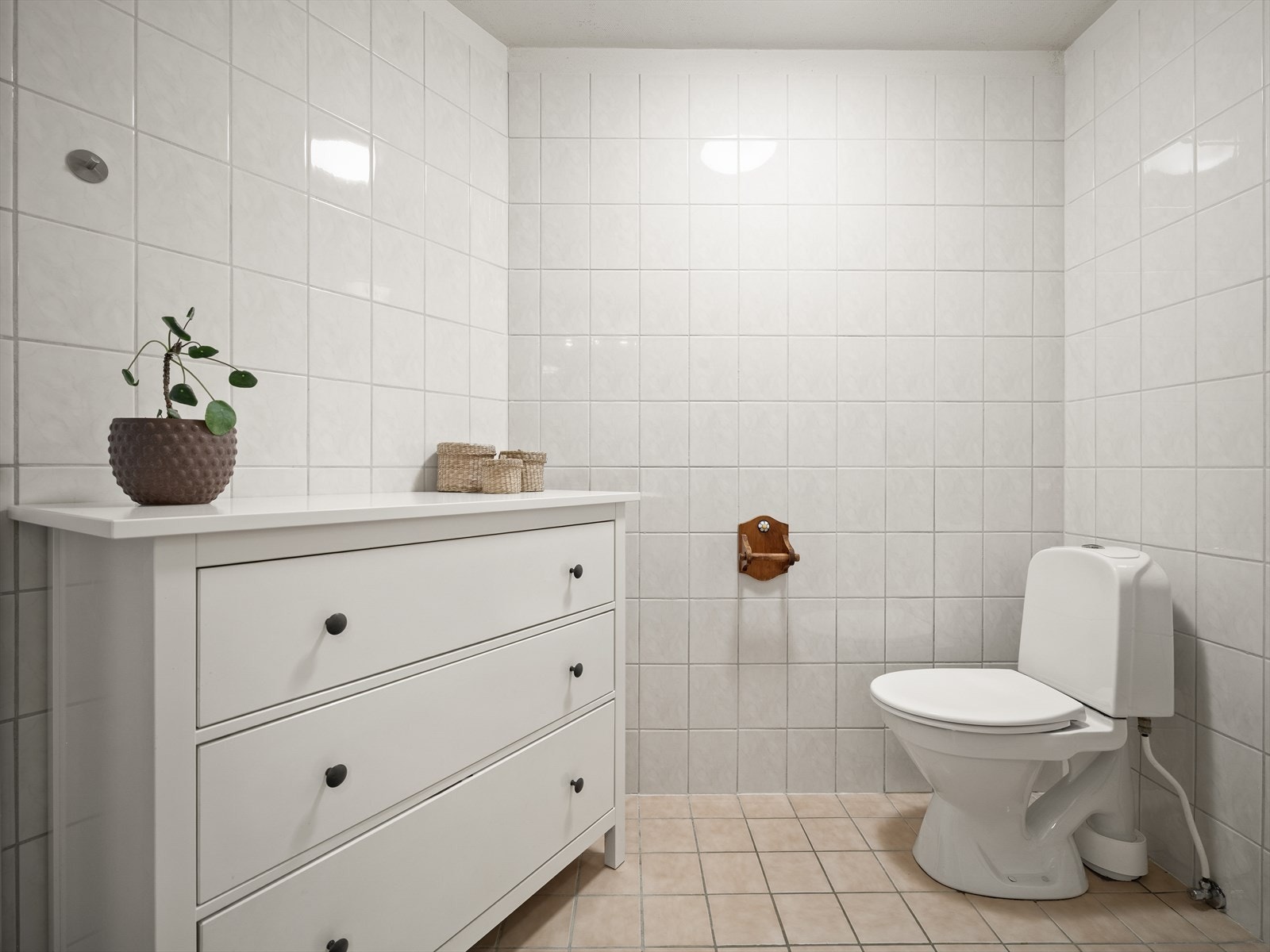 Badet er utstyrt med gulvklosett og har godt med plass til ekstra oppbevaring. Galleribilde