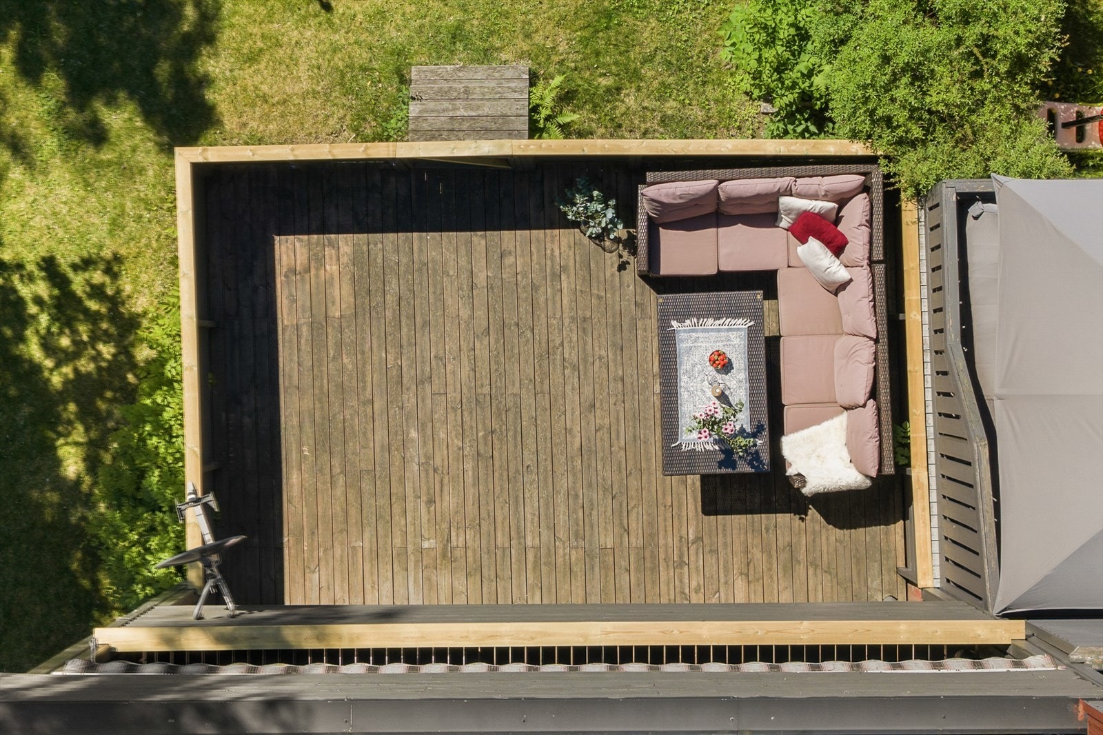 Terrassen er en romslig forlengelse av boligen i sommerhalvåret. Galleribilde