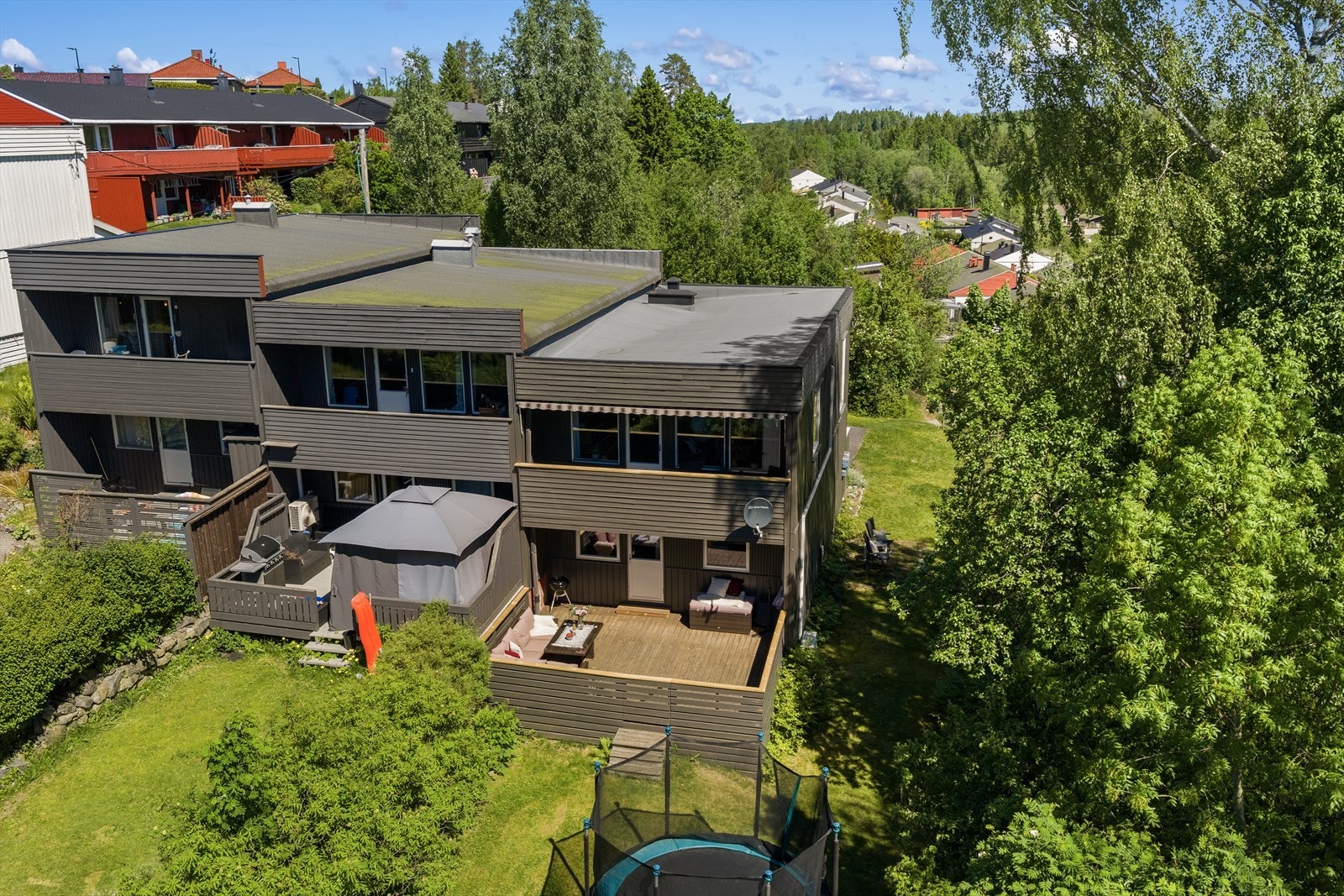 Området er familievennlig med flere ballplasser og lekeområder i umiddelbar nærhet. Galleribilde
