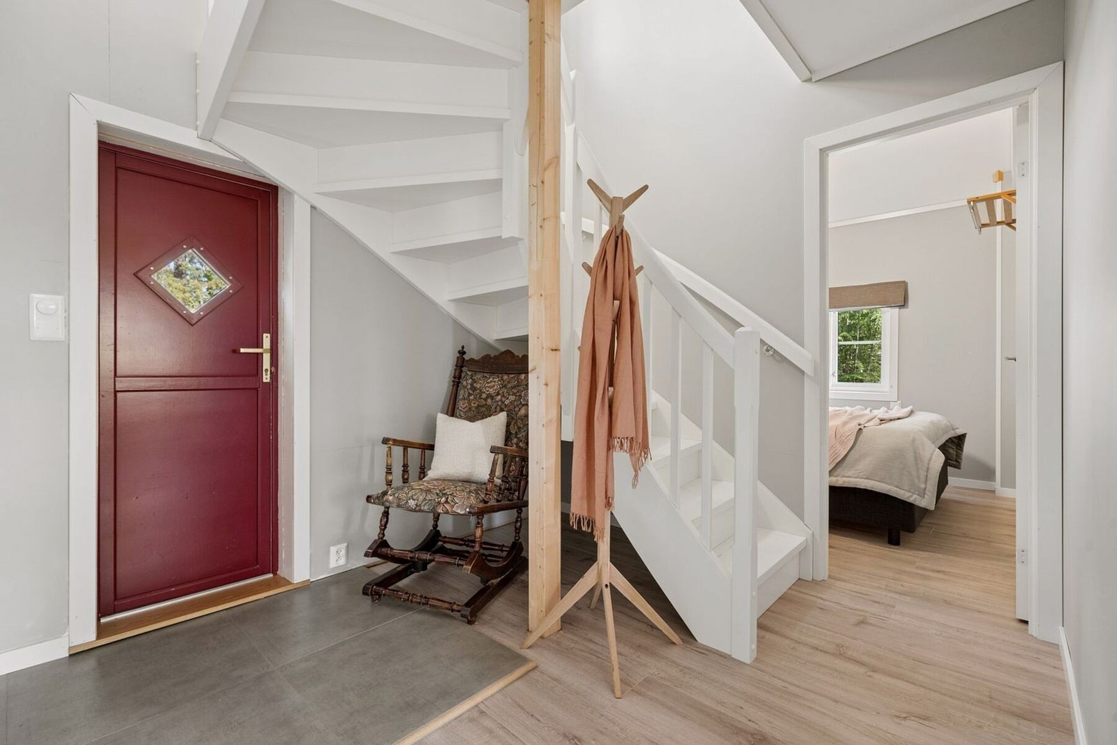 Velkommen inn i en lys og fin entre! Rommet har en pen hvitmalt trapp fra 2022. Galleribilde
