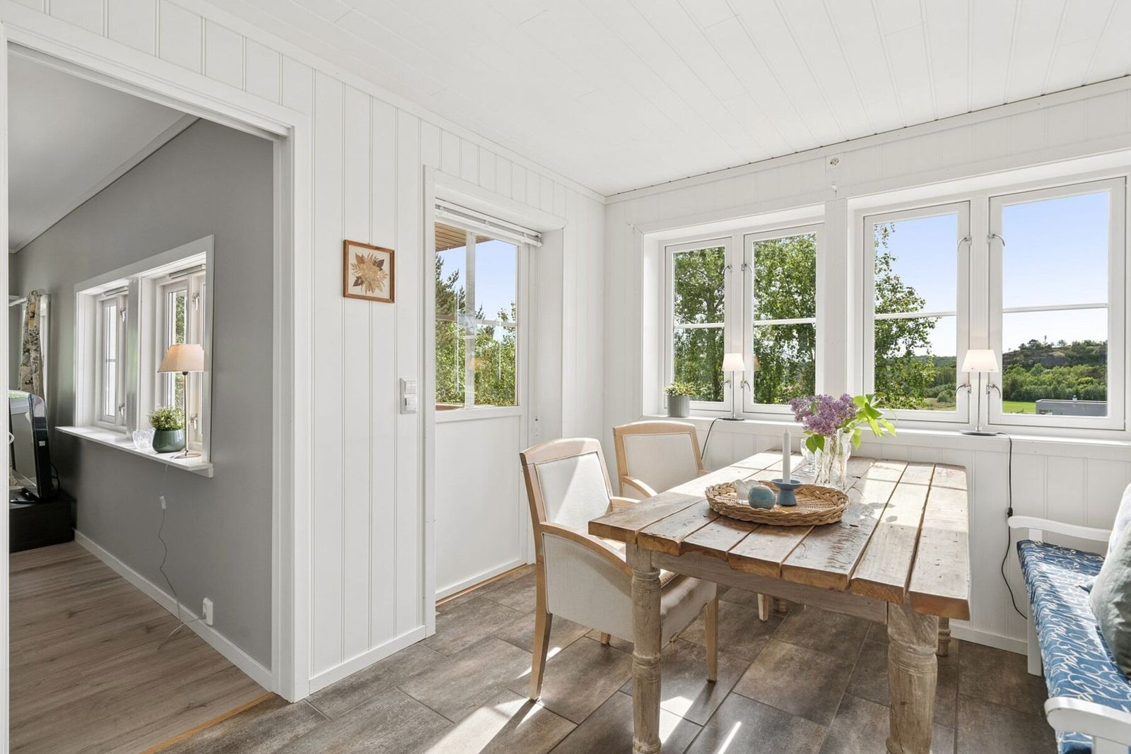 Fra stuen kommer man til kjøkkenet som har utgang til verandaen. Galleribilde