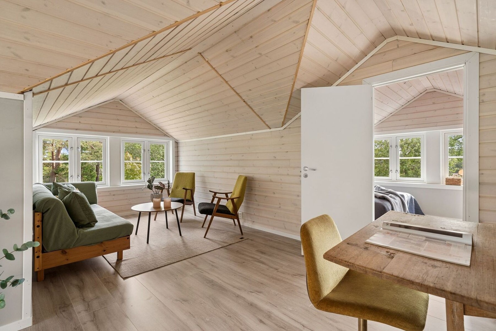 Etasjen inneholder en loftstue itillegg til det tredje soverommet i hytta. Galleribilde