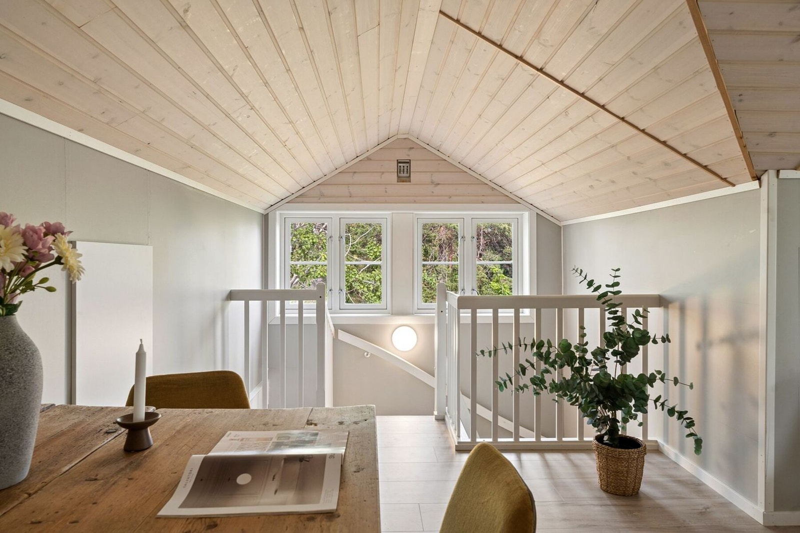 Trappen tar deg opp til 2.etasje, som fremstår som helt nytt! Galleribilde