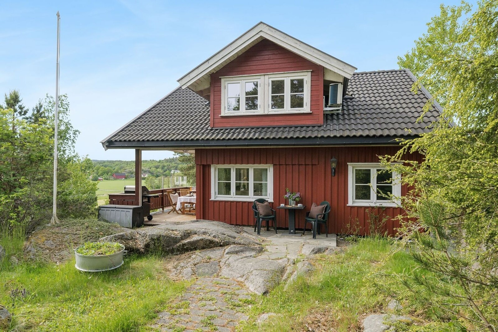 Hytta har en lettstelt og romslig naturtomt. Galleribilde