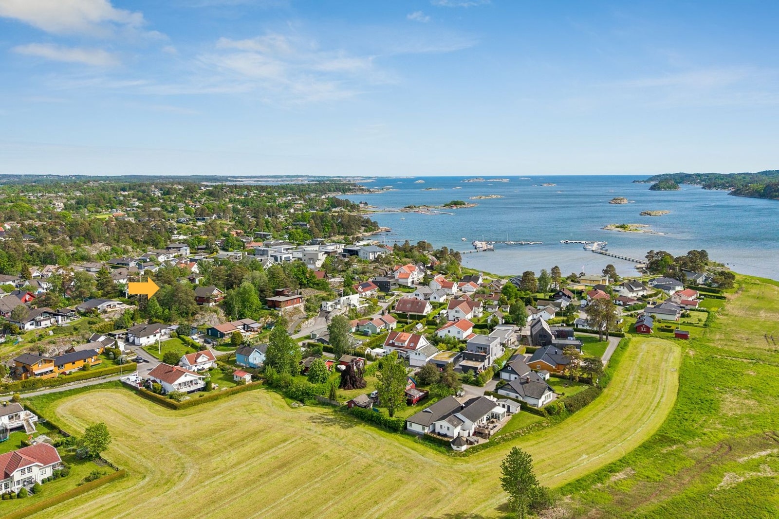 Hytta ligger på populære og barnevennlige Solløkka hvor man finner både hus og hytter med en herlig beliggenhet ved vannet og kort vei til Sandefjord sentrum. Galleribilde