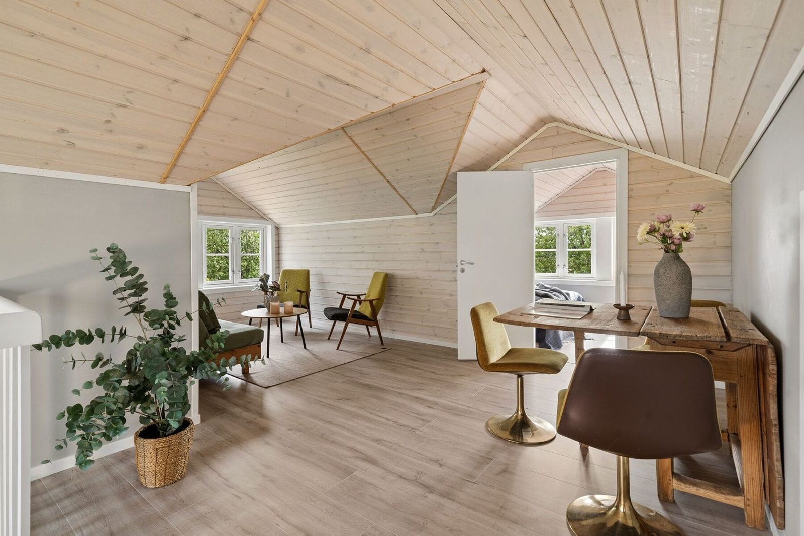 God plass til en kontoravdeling i tillegg til en sofagruppe. Galleribilde
