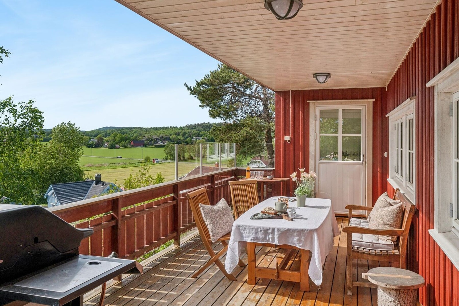 En koselig overbygd veranda med utgang fra kjøkkenet og hagen. Galleribilde